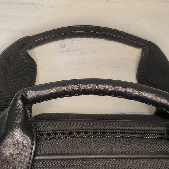 Elegant Black Laptop Bag - Picture 4 of 12